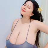 bustyzoe